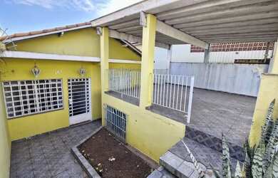 Imagem: A casa possui 4 Dormitórios, 3 Banheiros, 2 Vagas na garagem