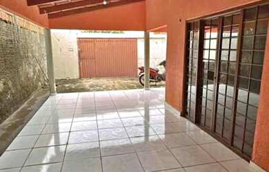 Imagem: A casa possui 3 Dormitórios, 1 Banheiro, 1 Vaga na garagem