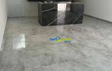 Imagem: A casa possui 3 Dormitórios, 2 Banheiros, 2 Vagas na garagem