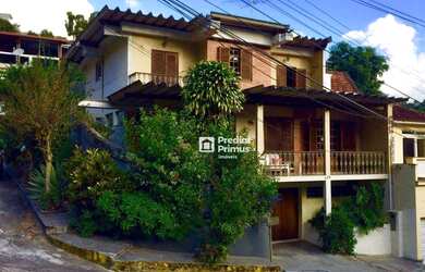 Imagem: A casa possui 4 Dormitórios, 1 Banheiro, 3 Vagas na garagem