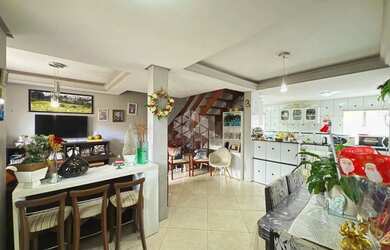 Imagem: A casa possui 3 Dormitórios, 2 Banheiros, 2 Vagas na garagem