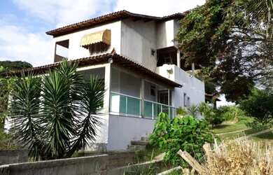 Imagem: A casa possui 3 Dormitórios, 3 Banheiros, 5 Vagas na garagem