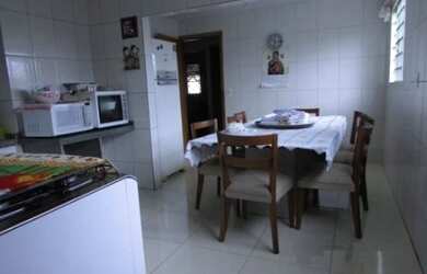 Imagem: A casa possui 3 Dormitórios, 2 Banheiros, 2 Vagas na garagem