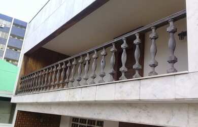 Imagem: A casa possui 4 Dormitórios, 3 Banheiros, 5 Vagas na garagem