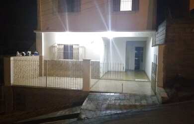 Imagem: A casa possui 2 Dormitórios, 1 Banheiro, 1 Vaga na garagem