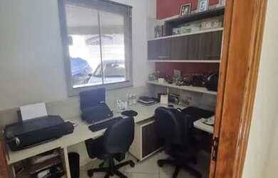 Imagem: A casa possui 3 Dormitórios, 2 Banheiros, 2 Vagas na garagem