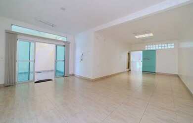 Imagem: A casa e possui 4 Dormitórios, 5 Banheiros, 296-0m² de Área