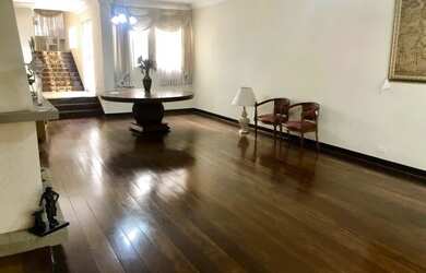 Imagem: A casa possui 4 Dormitórios, 5 Banheiros, 5 Vagas na garagem