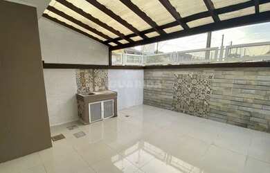 Imagem: A casa possui 2 Dormitórios, 3 Banheiros, 2 Vagas na garagem