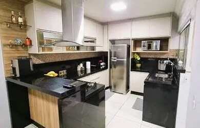 Imagem: A casa possui 3 Dormitórios, 2 Banheiros, 1 Vaga na garagem