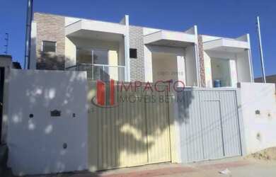 Imagem: A casa possui 3 Dormitórios, 1 Banheiro, 2 Vagas na garagem