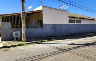 Imagem: A casa possui 3 Dormitórios, 2 Banheiros, 3 Vagas na garagem