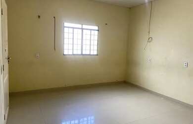 Imagem: A casa possui 2 Dormitórios e 1 Banheiro e está localizado