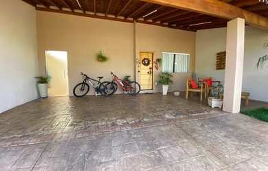 Imagem: A casa possui 3 Dormitórios, 3 Banheiros, 2 Vagas na garagem