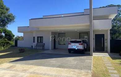 Imagem: A casa possui 3 Dormitórios, 1 Banheiro, 4 Vagas na garagem