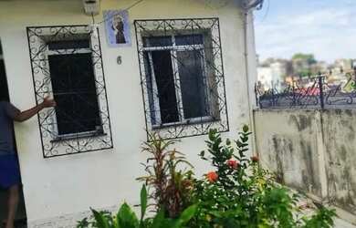 Imagem: A casa possui 2 Dormitórios, 1 Banheiro, 2 Vagas na garagem