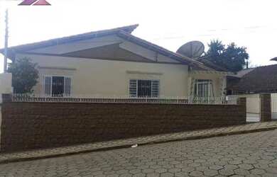 Imagem: A casa possui 4 Dormitórios, 3 Banheiros, 5 Vagas na garagem