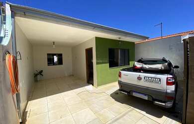 Imagem: A casa possui 2 Dormitórios, 1 Banheiro, 2 Vagas na garagem