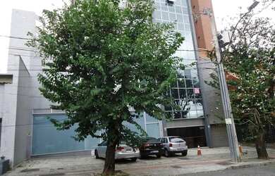 Imagem: O depósito possui 4 Vagas na garagem e 244m² de Área e está