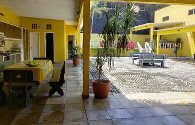 Imagem: A casa possui 5 Dormitórios, 5 Vagas na garagem, 900m² de