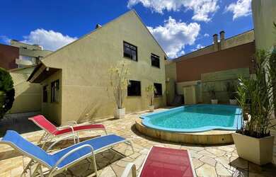 Imagem: A casa possui 3 Dormitórios, 3 Banheiros, 2 Vagas na garagem