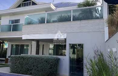 Imagem: A casa em condomínio possui 5 Dormitórios, 5 Banheiros, 5