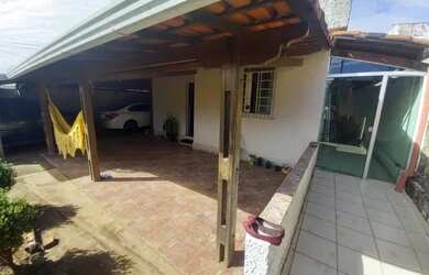 Imagem: A casa possui 3 Dormitórios, 2 Banheiros, 5 Vagas na garagem