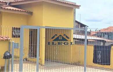 Imagem: A casa possui 3 Dormitórios, 2 Banheiros, 3 Vagas na garagem