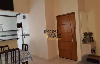 Imagem: A casa possui 3 Dormitórios, 1 Banheiro, 2 Vagas na garagem