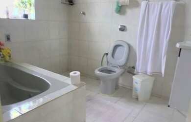 Imagem: A casa possui 3 Dormitórios, 3 Banheiros, 2 Vagas na garagem