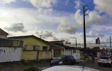 Imagem: A casa possui 3 Dormitórios, 1 Banheiro, 1 Vaga na garagem