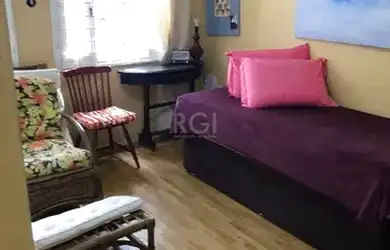 Imagem: A casa possui 3 Dormitórios, 2 Banheiros, 1 Vaga na garagem