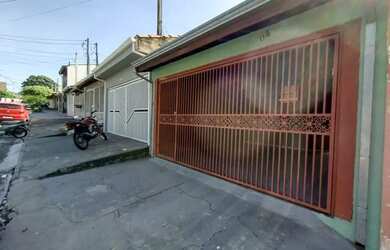 Imagem: A casa possui 2 Dormitórios, 1 Banheiro, 2 Vagas na garagem