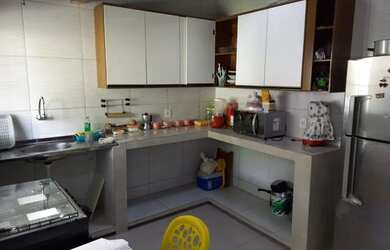 Imagem: A casa possui 3 Dormitórios, 2 Banheiros, 1 Vaga na garagem