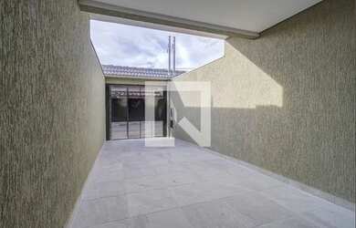 Imagem: A casa possui 3 Dormitórios, 3 Banheiros, 2 Vagas na garagem