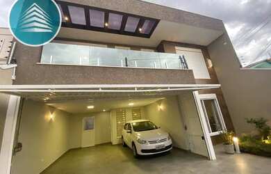 Imagem: A casa possui 4 Dormitórios, 4 Banheiros, 4 Vagas na garagem