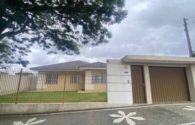 Imagem: A casa possui 4 Dormitórios, 3 Banheiros, 4 Vagas na garagem