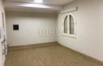 Imagem: A casa possui 4 Dormitórios, 3 Banheiros, 5 Vagas na garagem