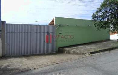 Imagem: A casa possui 2 Dormitórios, 1 Banheiro, 2 Vagas na garagem