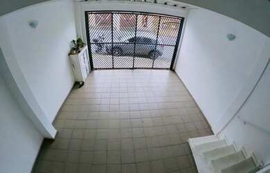 Imagem: A casa possui 3 Dormitórios, 2 Banheiros, 1 Vaga na garagem