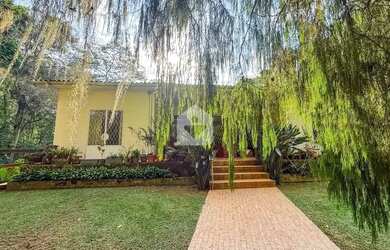 Imagem: A casa possui 3 Dormitórios, 3 Banheiros, 3 Vagas na garagem