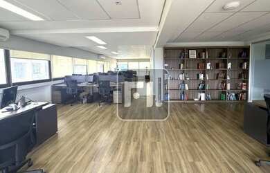 Imagem: O depósito possui 3 Vagas na garagem, 110m² de Área e está