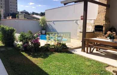 Imagem: A casa possui 3 Dormitórios, 3 Banheiros, 5 Vagas na garagem