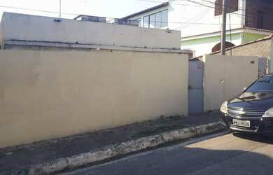 Imagem: A casa possui 2 Dormitórios, 1 Banheiro, 1 Vaga na garagem