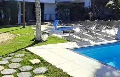 Imagem: A casa possui 5 Dormitórios, Acomodam 25 pessoas, 5 Vagas na