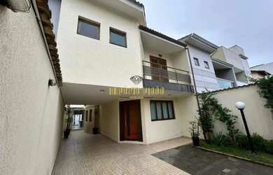 Imagem: A casa possui 4 Dormitórios, 5 Banheiros, 3 Vagas na garagem