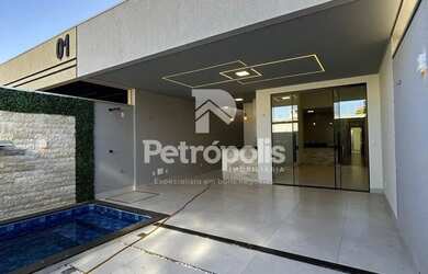 Imagem: A casa possui 3 Dormitórios, 3 Banheiros, 2 Vagas na garagem