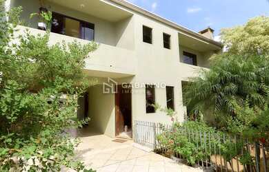 Imagem: A casa possui 3 Dormitórios, 3 Banheiros, 5 Vagas na garagem