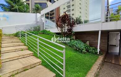 Imagem: O depósito possui 5 Vagas na garagem e 680m² de Área e está