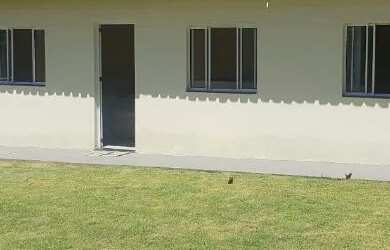 Imagem: A casa possui 2 Dormitórios, Acomodam 8 pessoas, 4 Vagas na